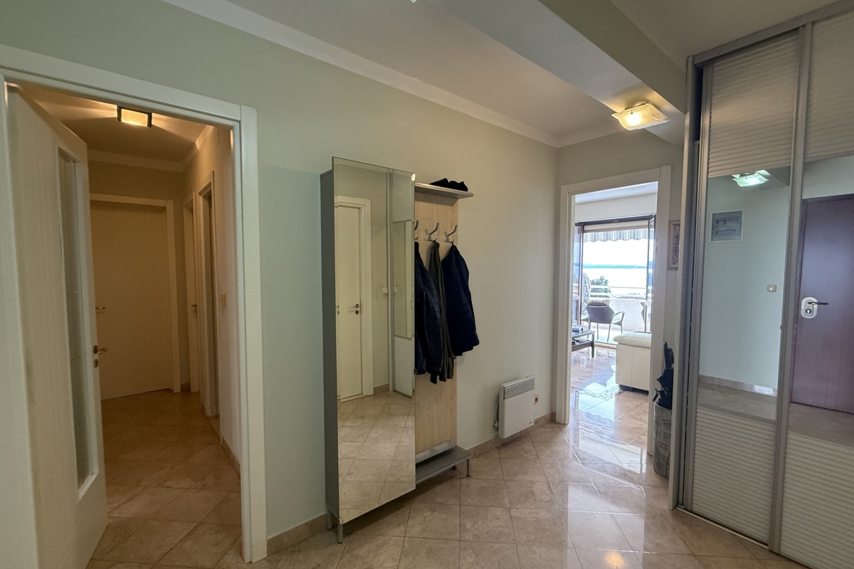 Ampio appartamento con vista mare