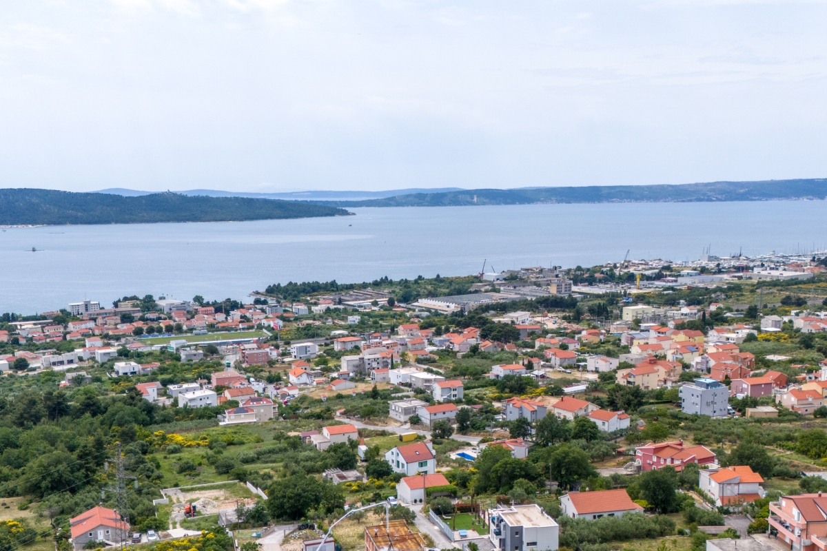 Terreno edificabile in zona M1 a Kaštela con vista sul mare e sulle isole