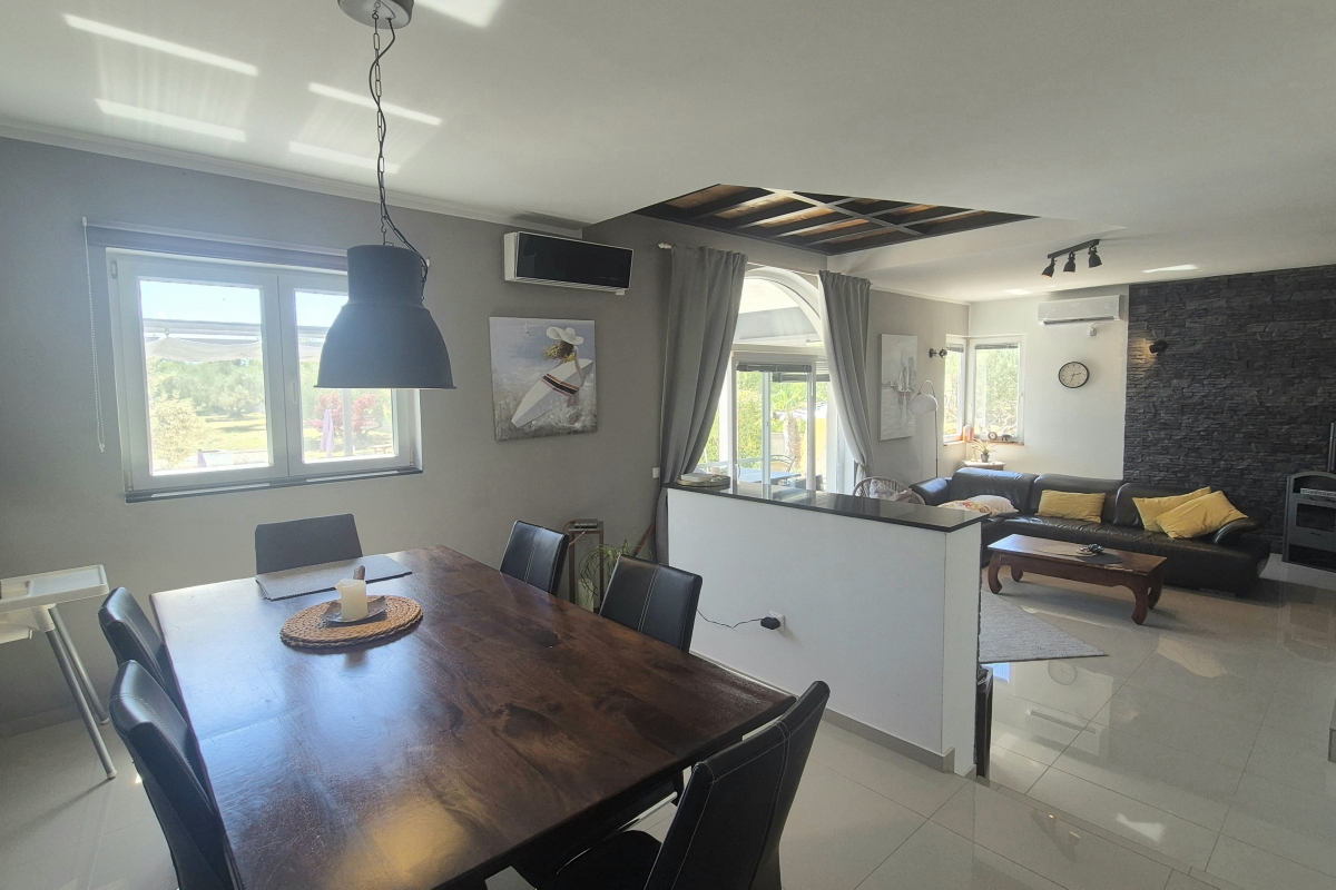 Casa con quattro camere da letto e piscina