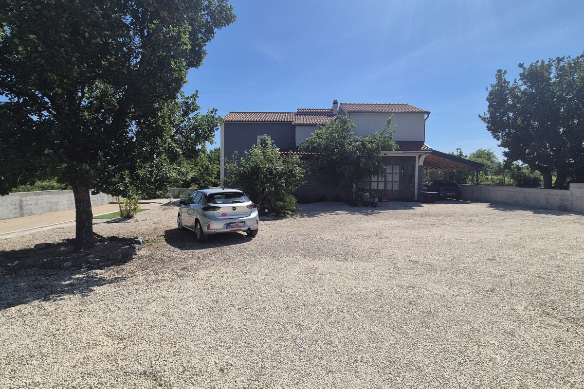 Casa con quattro camere da letto e piscina