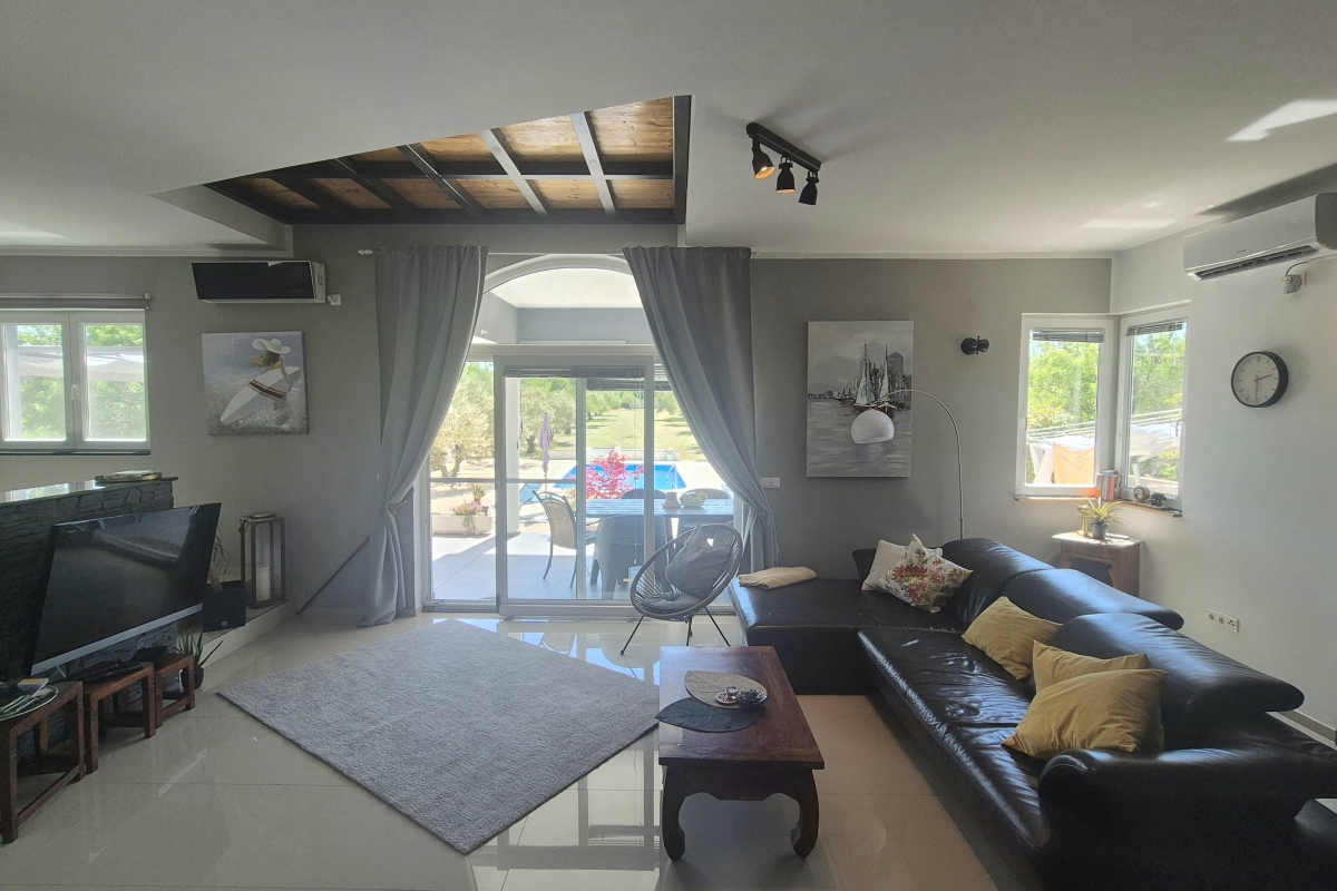 Casa con quattro camere da letto e piscina