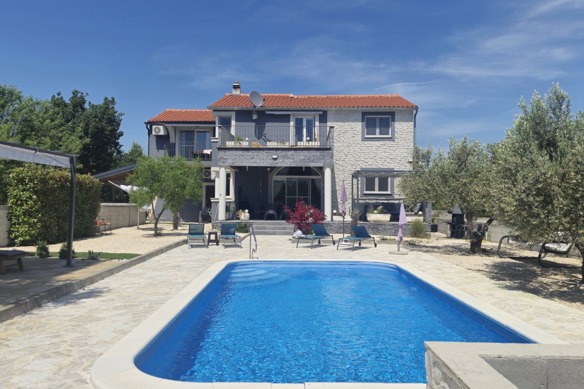 Casa con quattro camere da letto e piscina