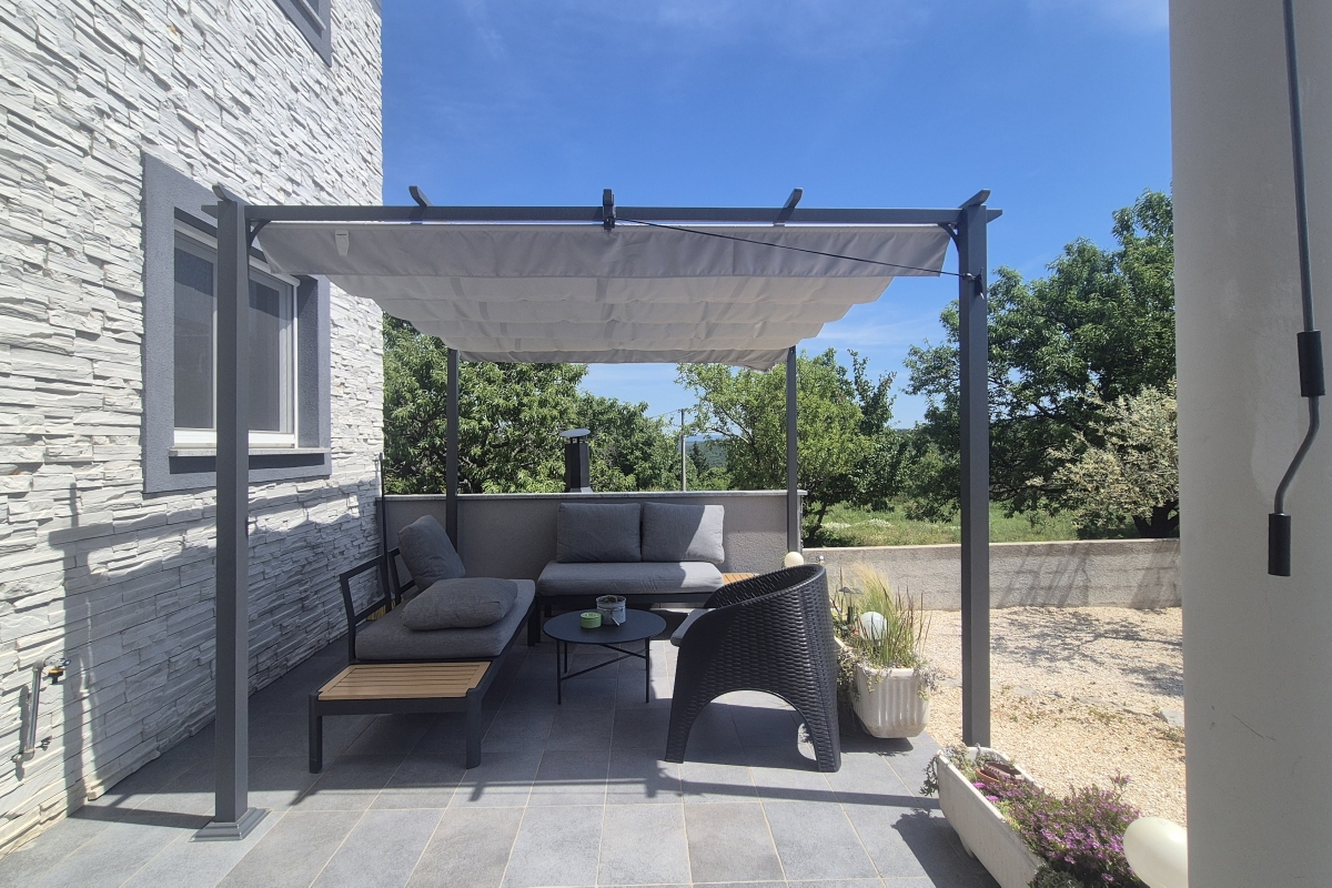 Casa con quattro camere da letto e piscina