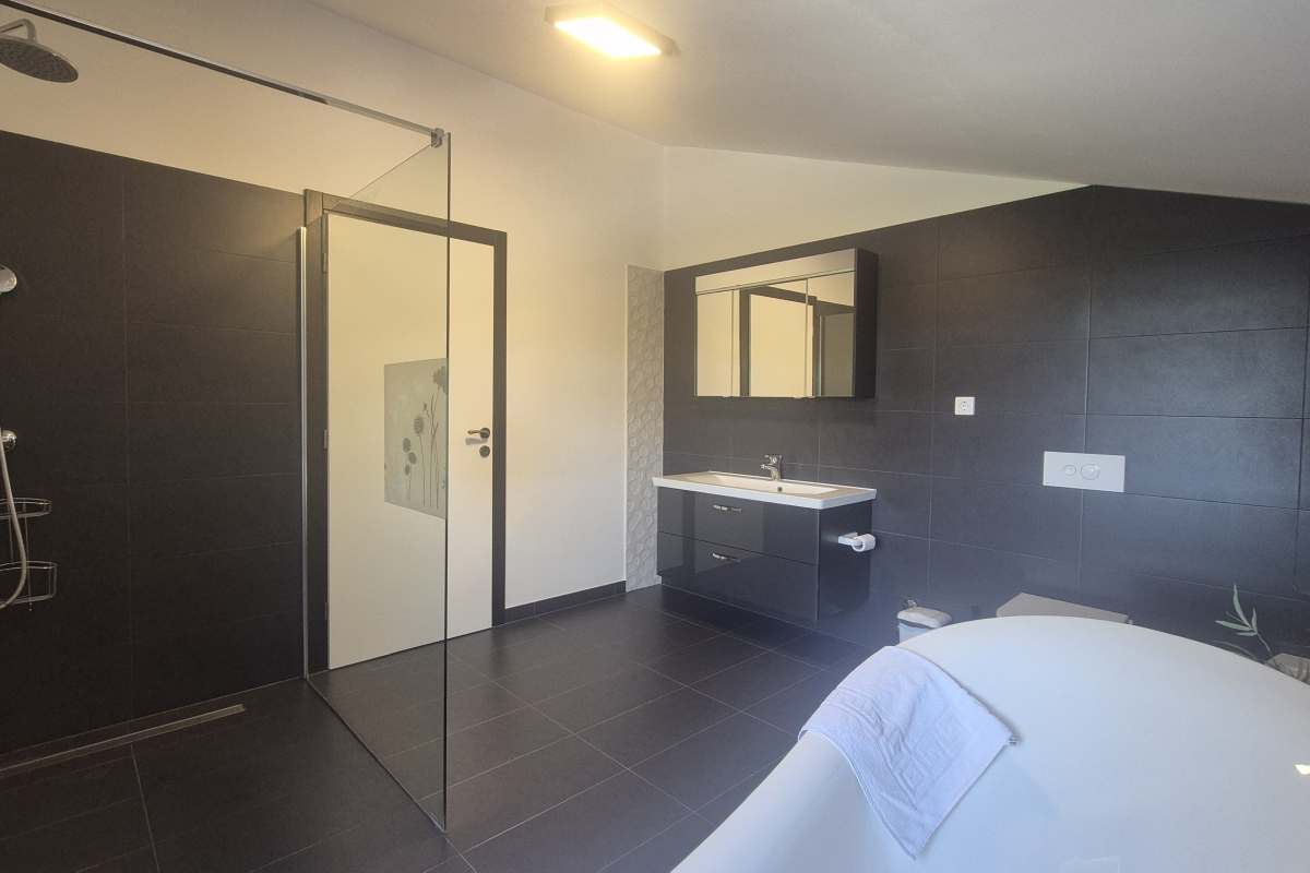 Casa con quattro camere da letto e piscina