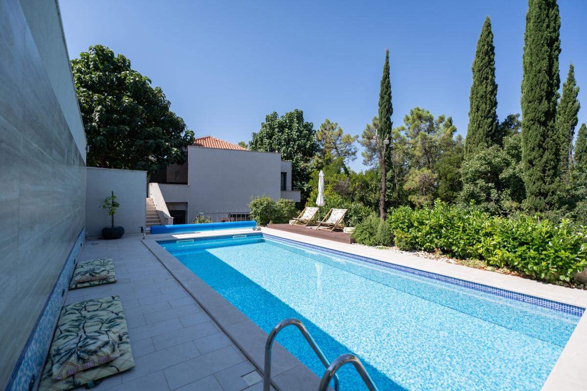 Villa moderna con piscina