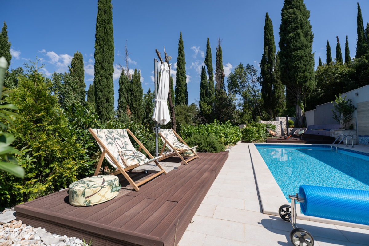 Villa moderna con piscina