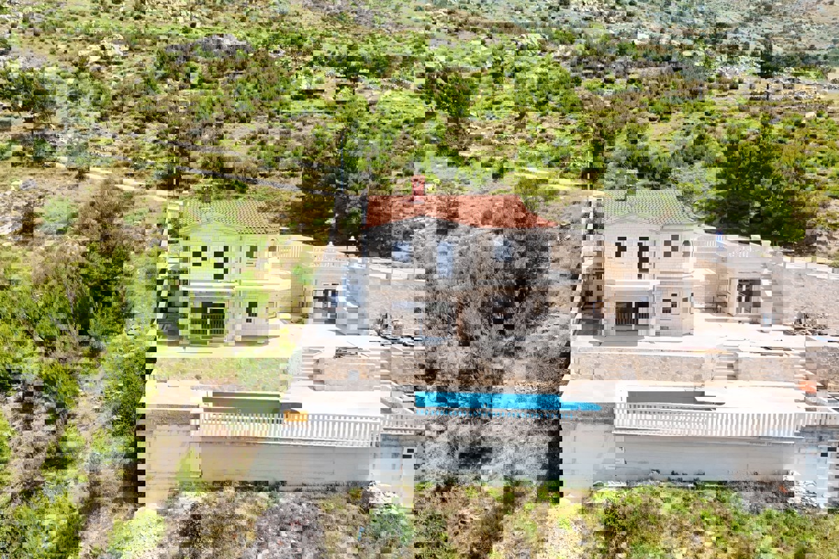 Casa panoramica da ristrutturare con bellissima vista mare