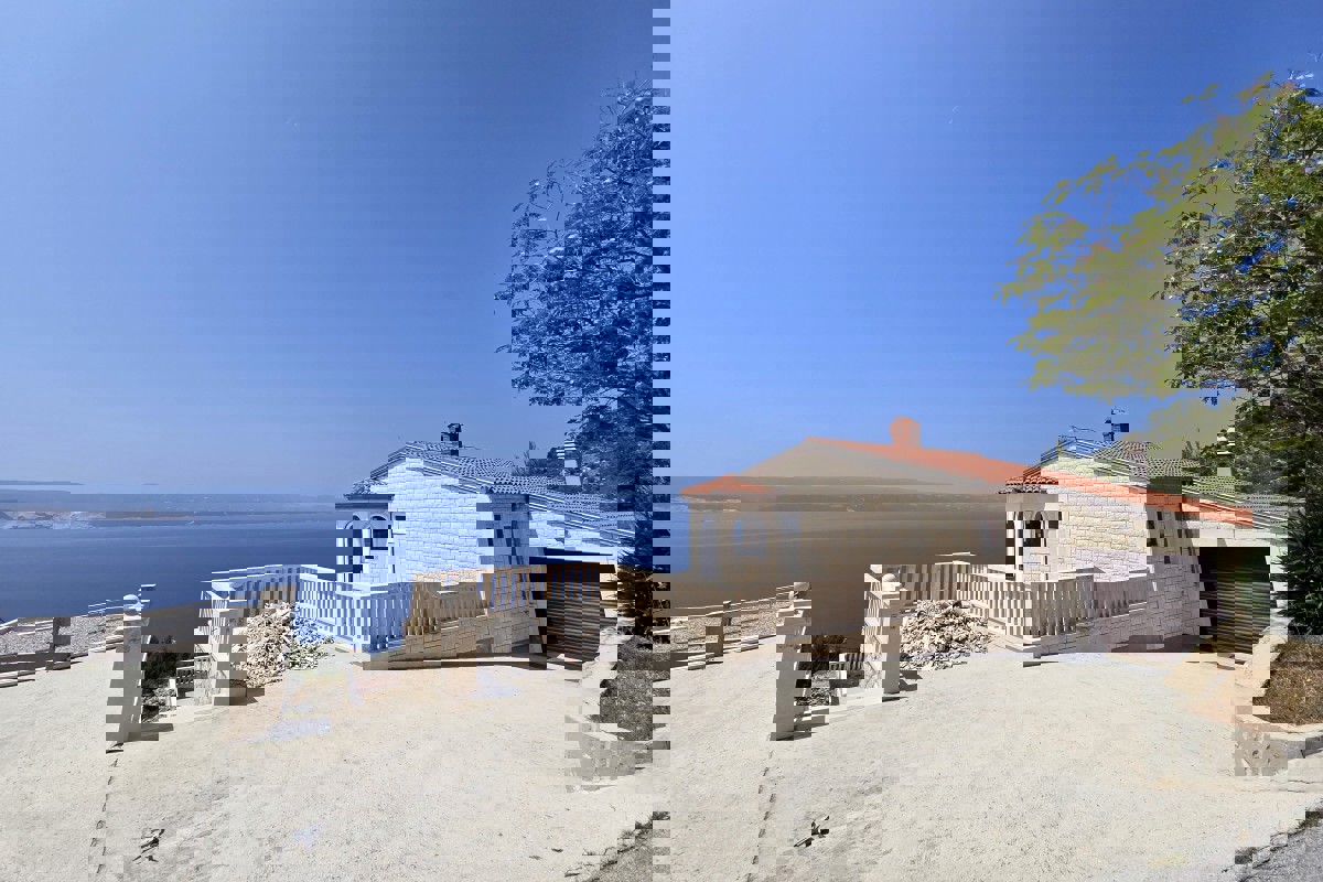 Casa panoramica da ristrutturare con bellissima vista mare