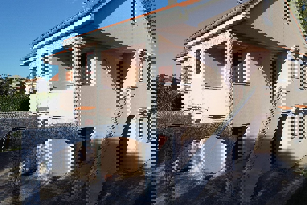 Casa con quattro appartamenti e una mansarda in posizione tranquilla