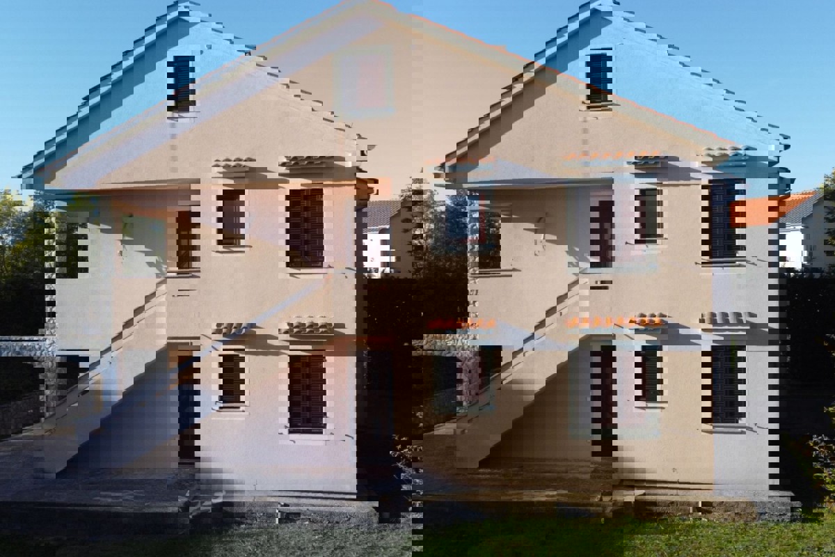 Casa con quattro appartamenti e una mansarda in posizione tranquilla