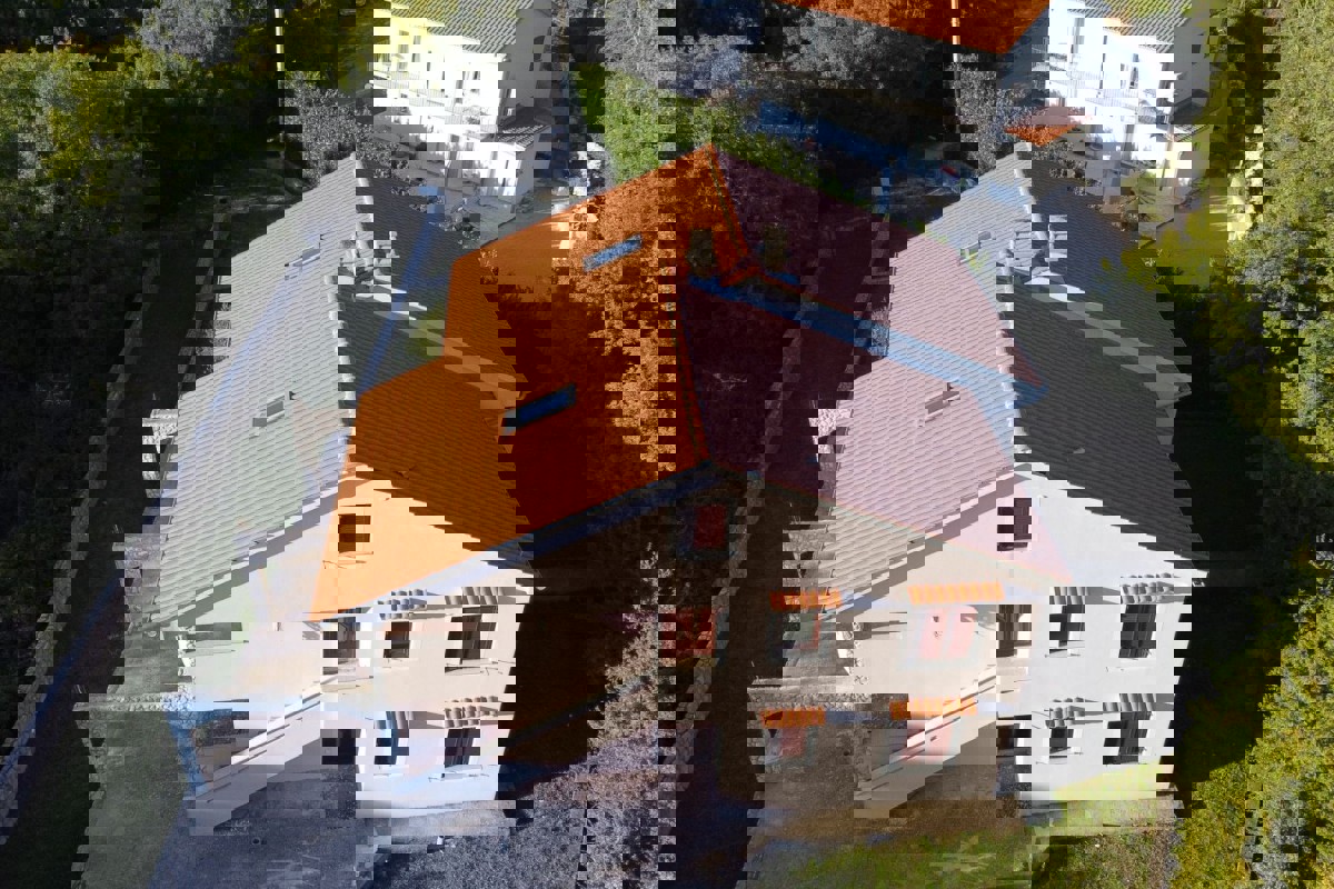 Casa con quattro appartamenti e una mansarda in posizione tranquilla