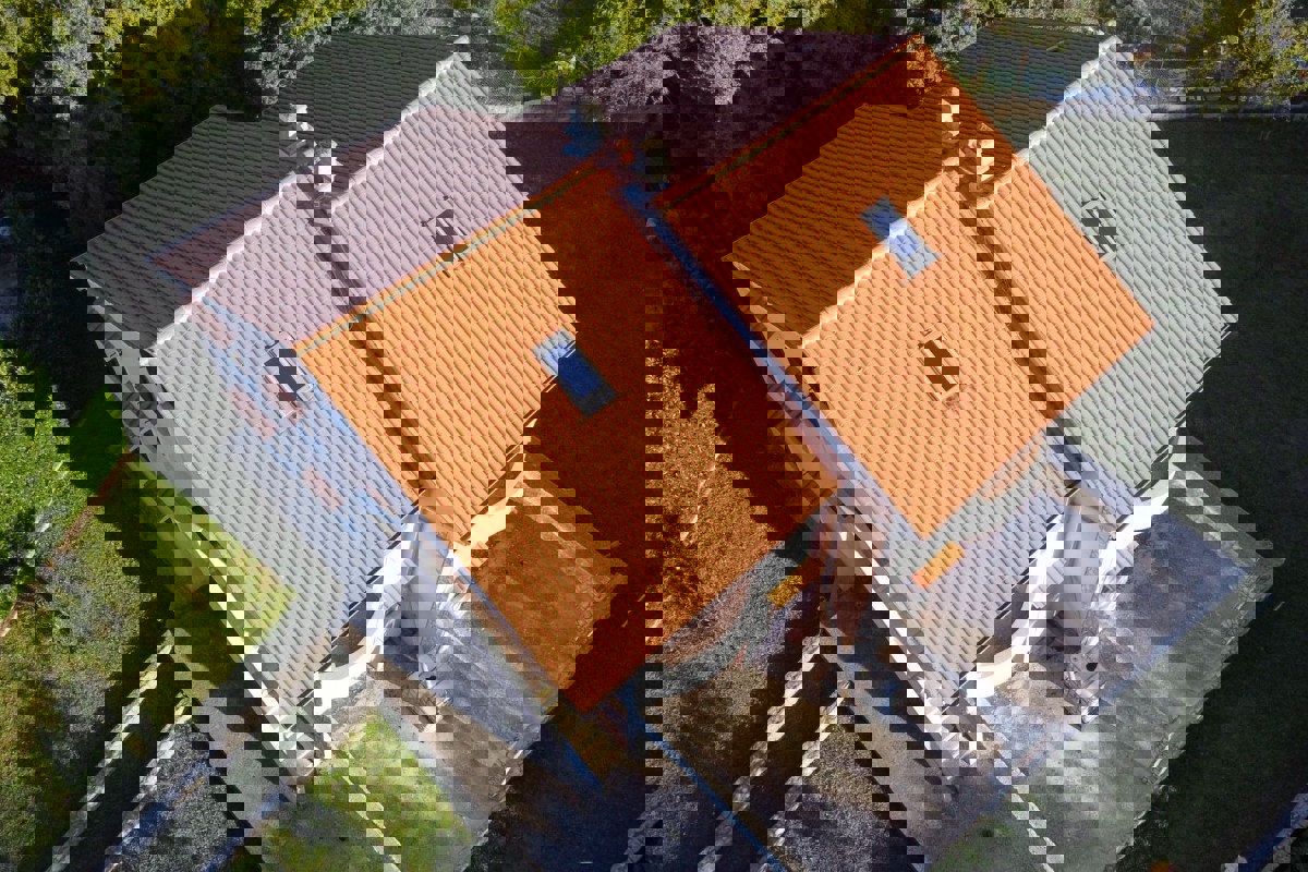 Casa con quattro appartamenti e una mansarda in posizione tranquilla