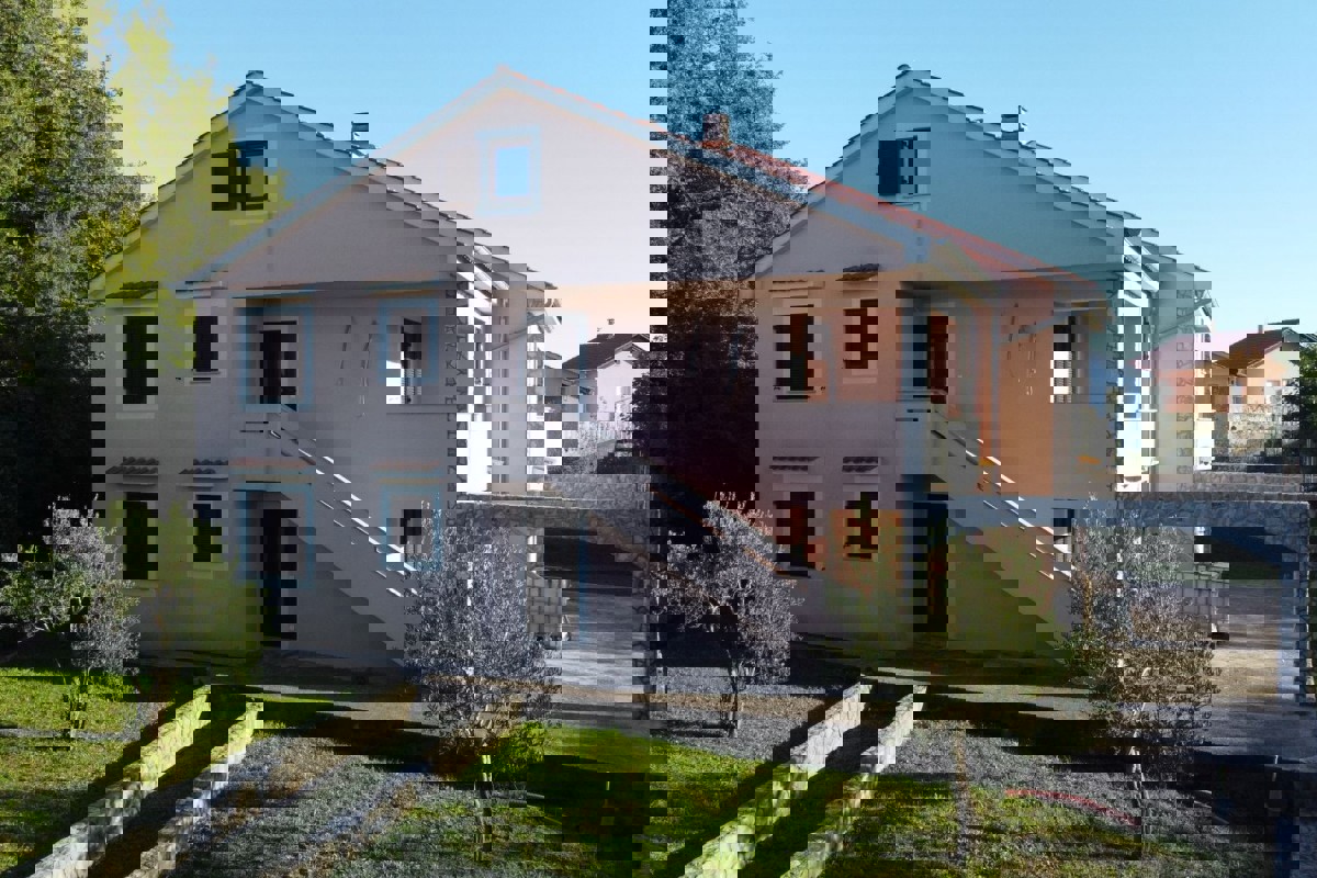 Casa con quattro appartamenti e una mansarda in posizione tranquilla