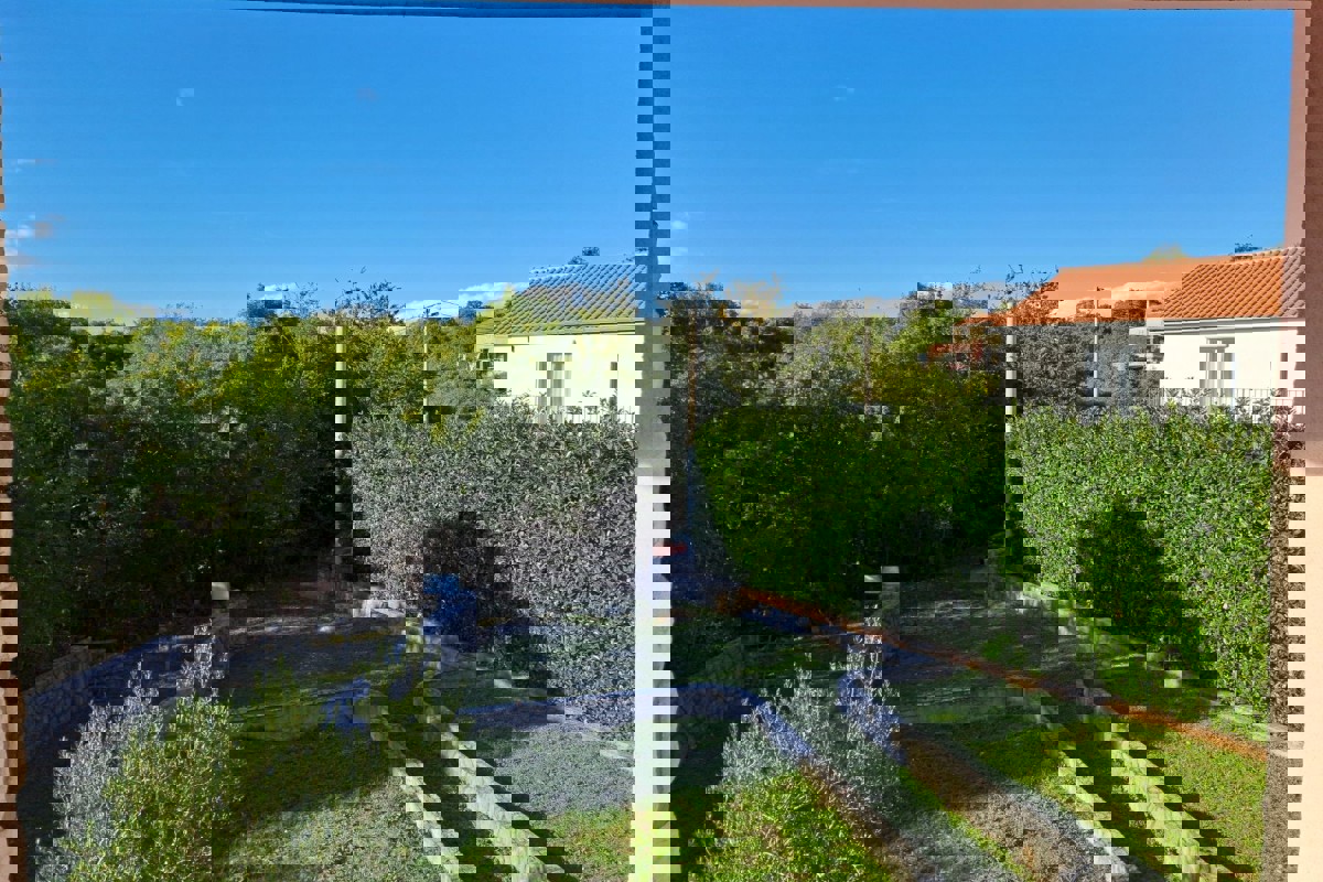 Casa con quattro appartamenti e una mansarda in posizione tranquilla