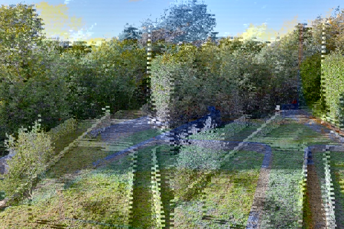 Casa con quattro appartamenti e una mansarda in posizione tranquilla