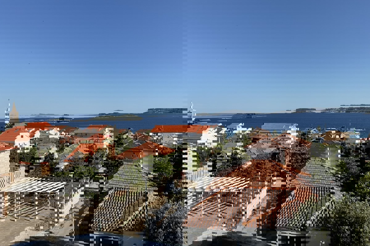 Appartamento con piscina e parcheggio