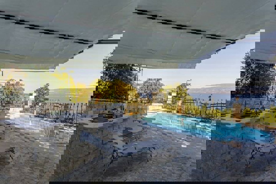 Villa con piscina e vista mare