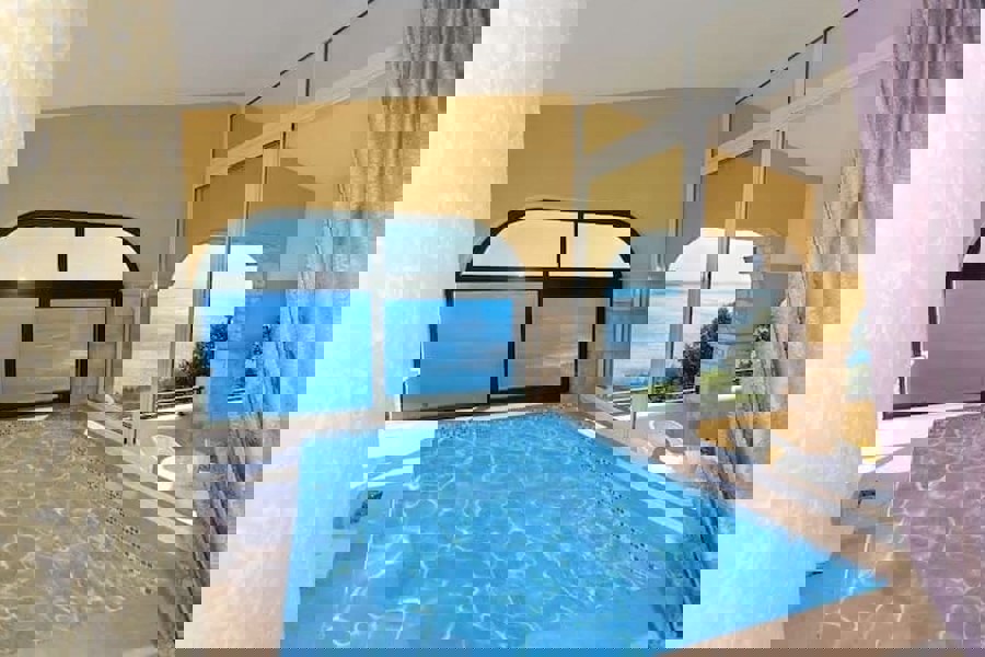 Villa con piscina e vista mare