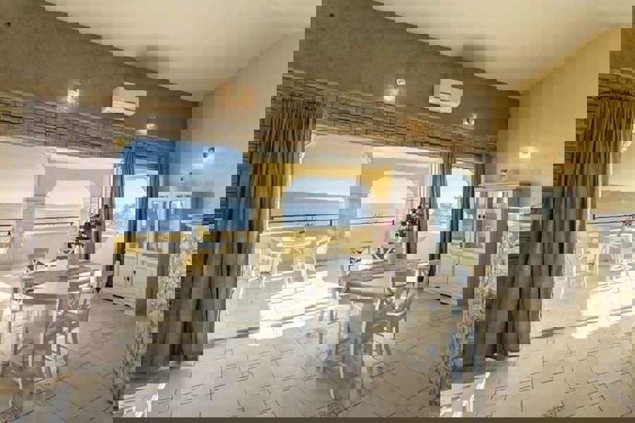 Villa con piscina e vista mare