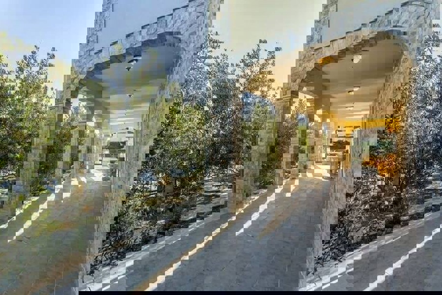 Villa con piscina e vista mare