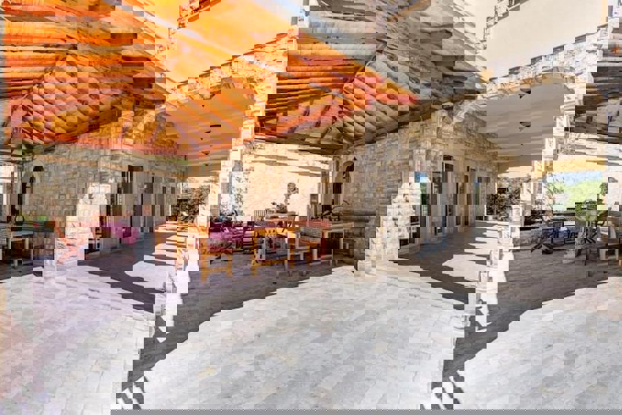 Villa con piscina e vista mare