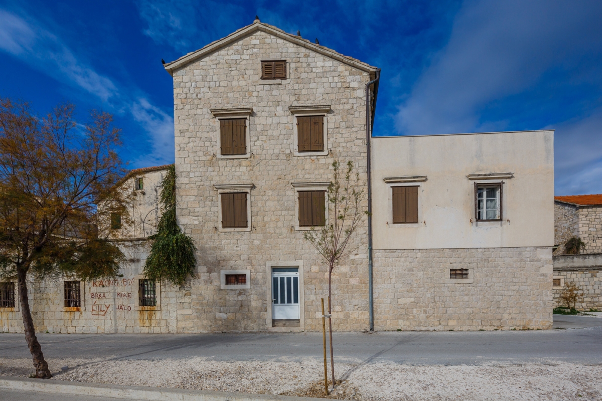 Residenza storica in pietra in prima fila sul mare