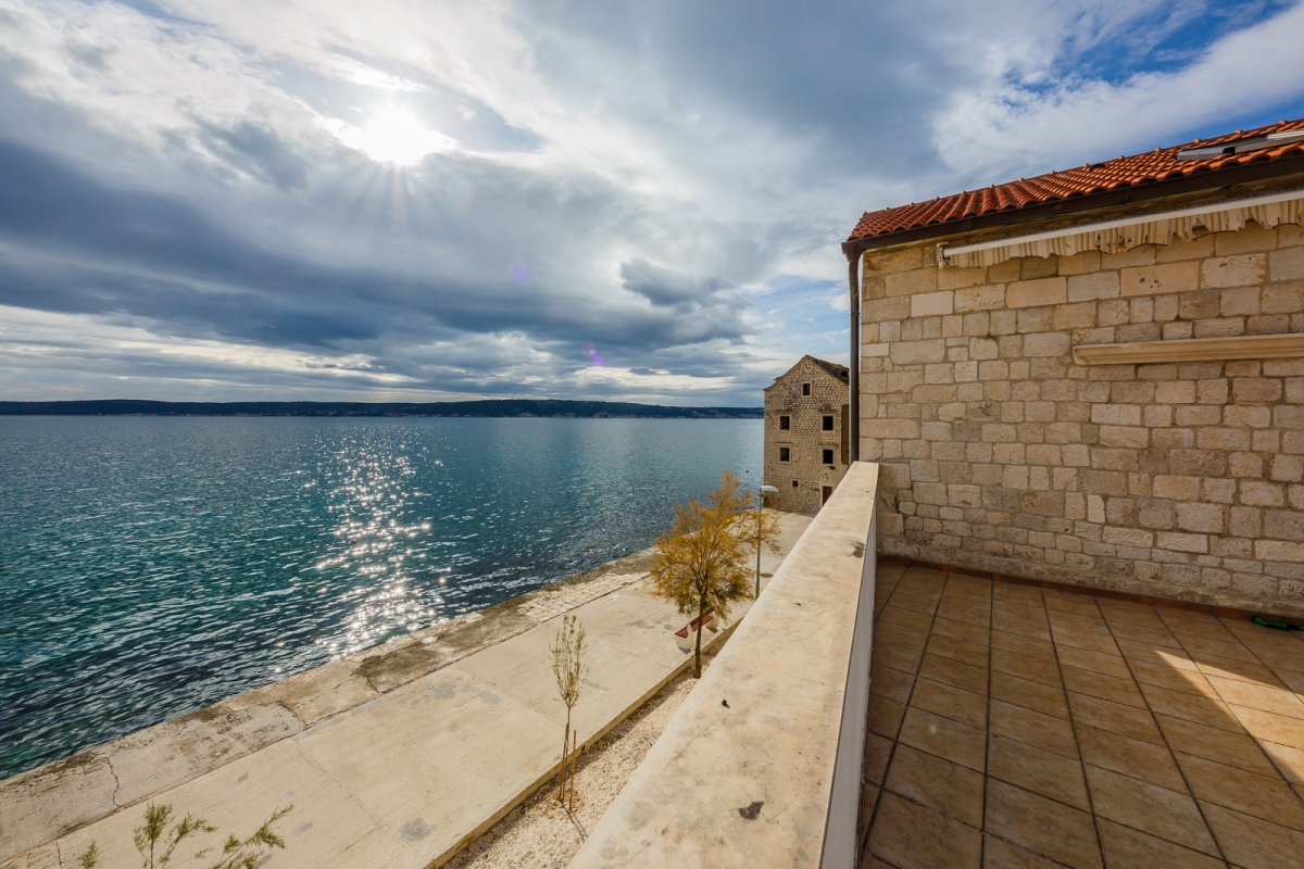 Residenza storica in pietra in prima fila sul mare
