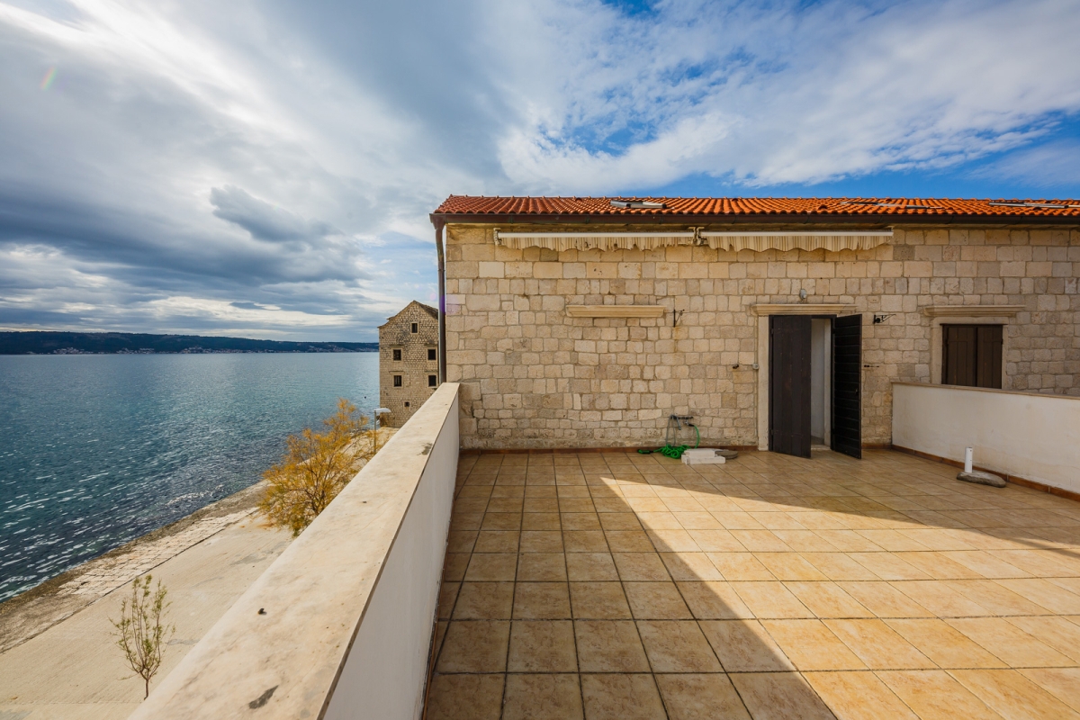Residenza storica in pietra in prima fila sul mare