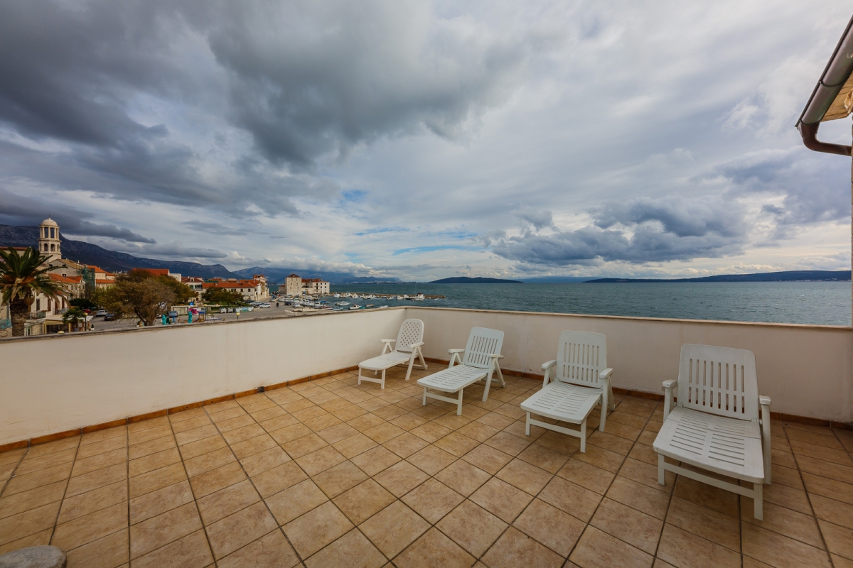Residenza storica in pietra in prima fila sul mare