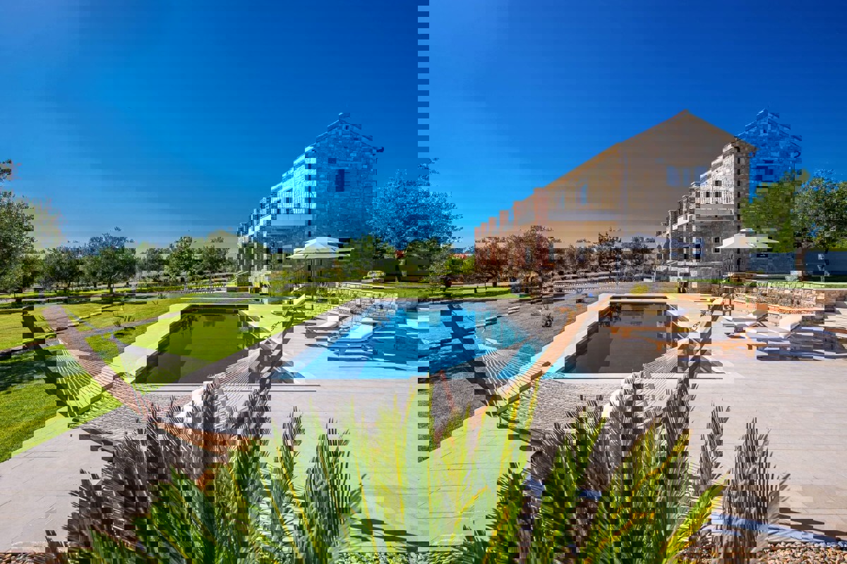 Villa di lusso con campo da tennis