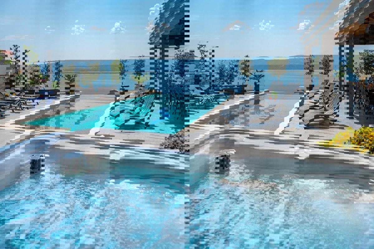 Villa con piscina e vista mare