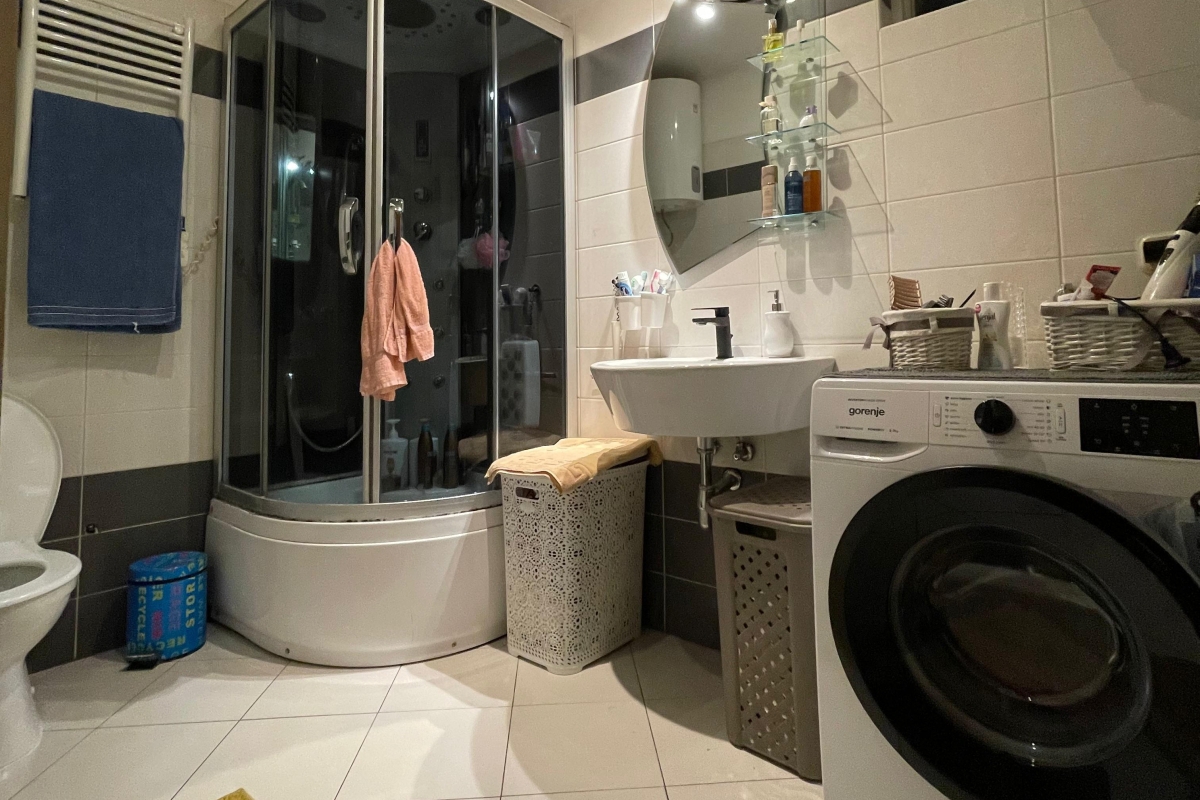 Appartamento con tre camere da letto e garage nel centro di Kambelovac