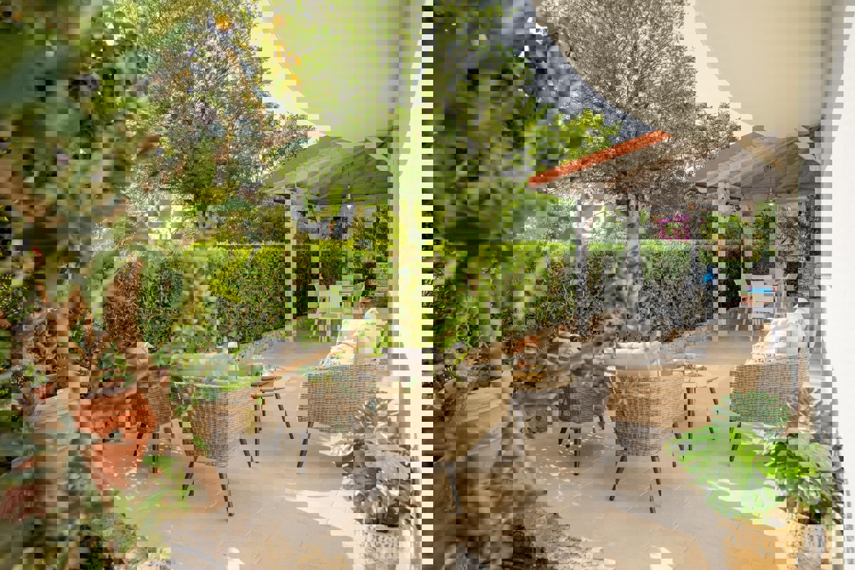 Casa con piscina e giardino vicino al mare