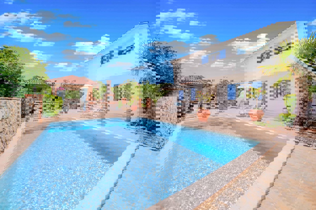 Casa con piscina e giardino vicino al mare