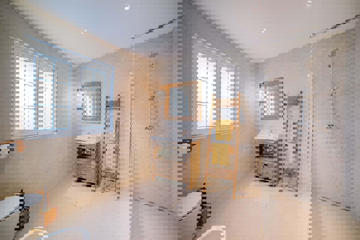 Casa con piscina e giardino vicino al mare