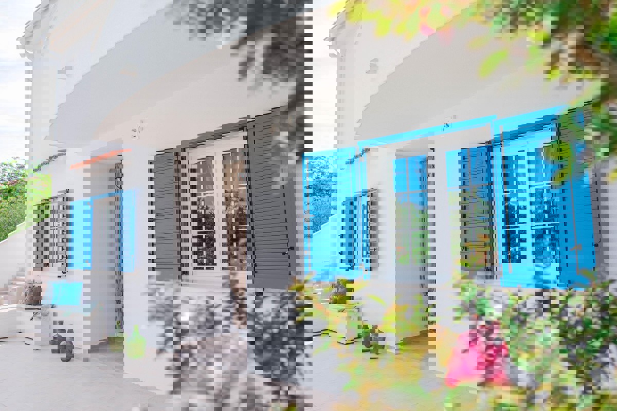 Casa con piscina e giardino vicino al mare