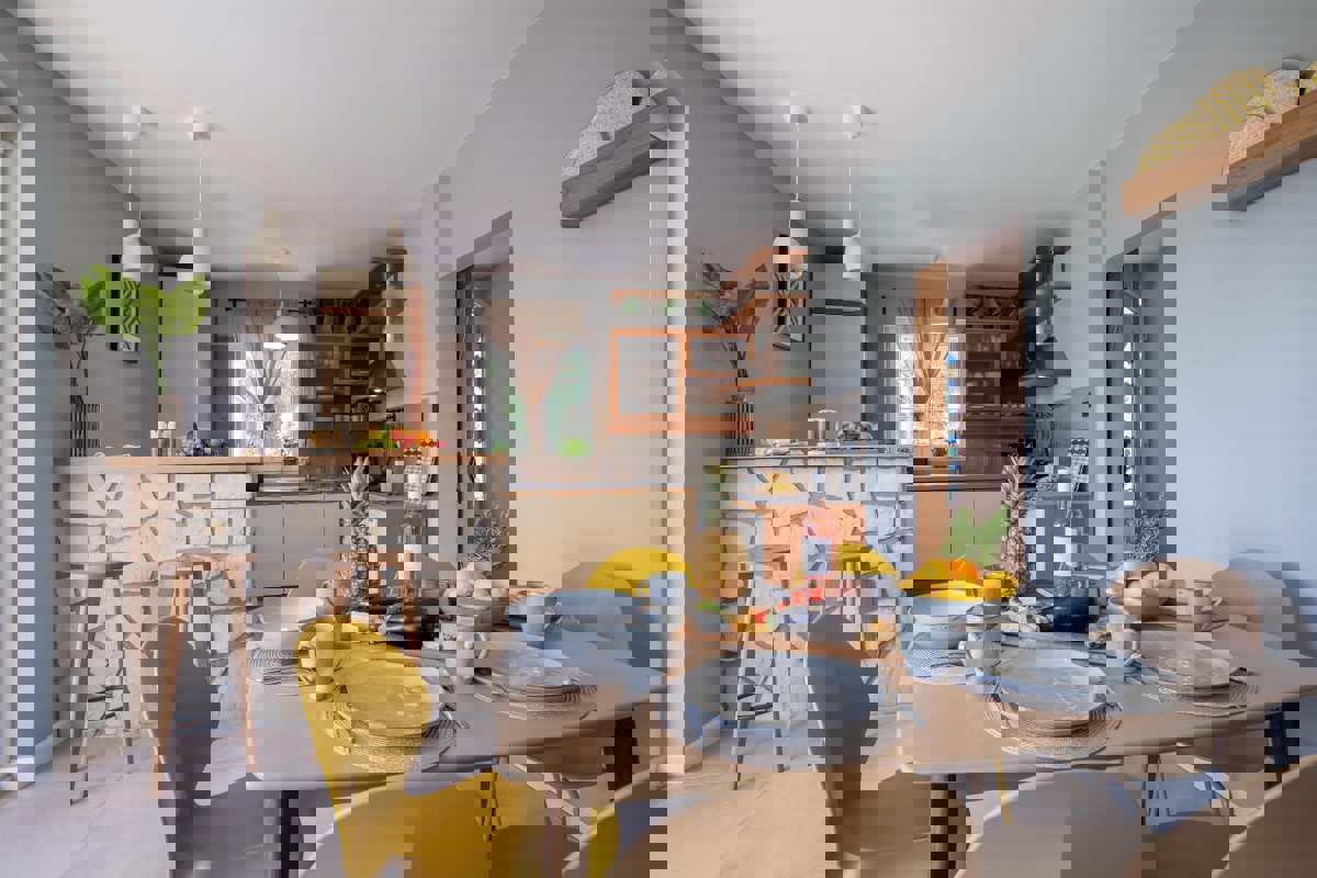 Casa con piscina e giardino vicino al mare