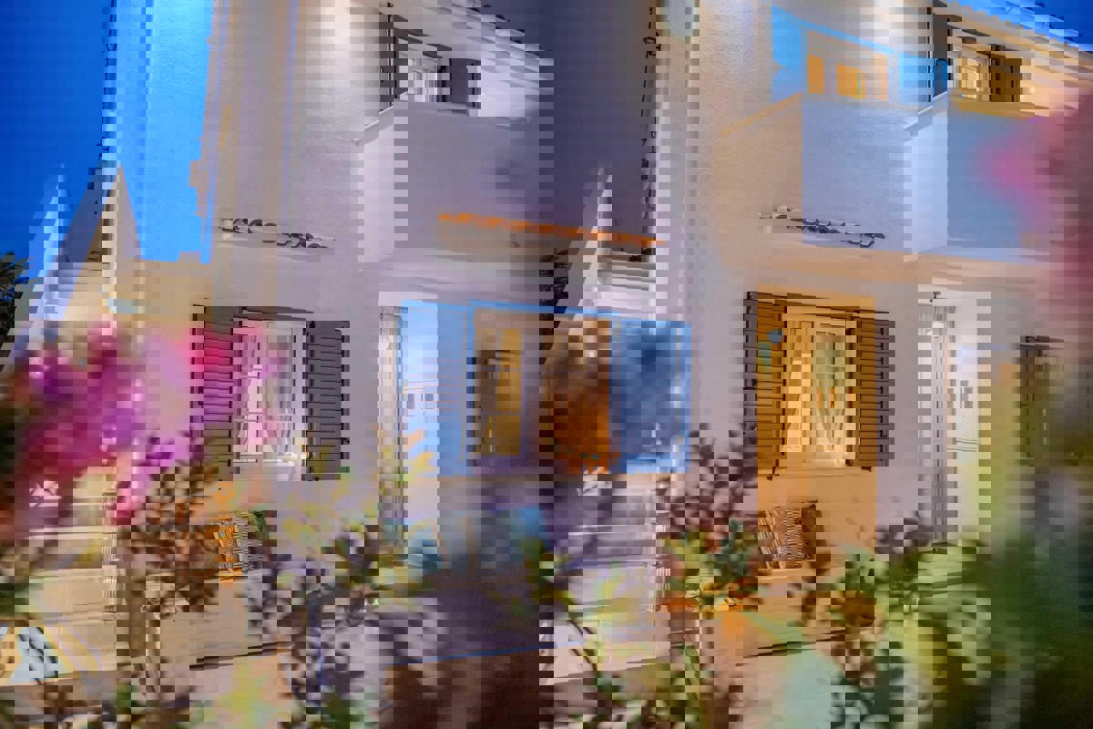 Casa con piscina e giardino vicino al mare