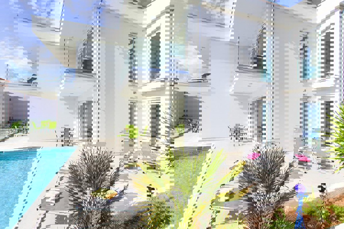 Villa con quattro appartamenti e vista mare