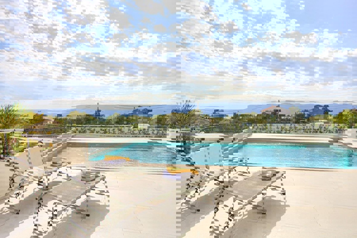 Villa con quattro appartamenti e vista mare