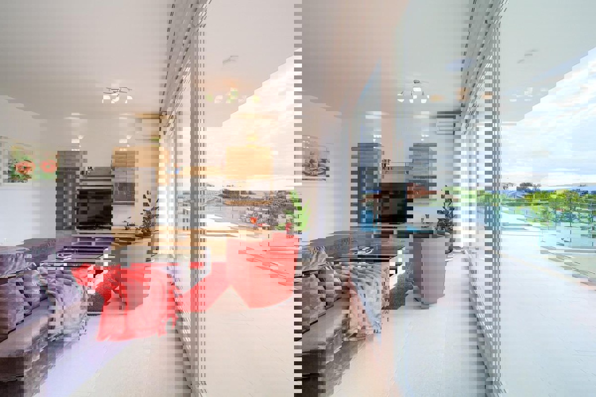 Villa con quattro appartamenti e vista mare