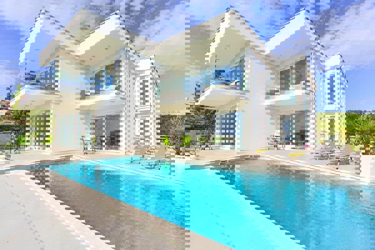 Villa con quattro appartamenti e vista mare