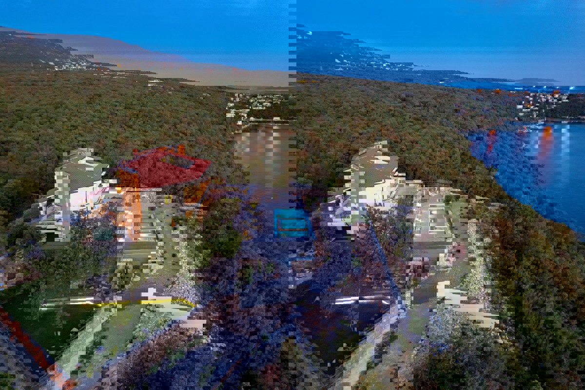 Magnifica villa con vista spettacolare sul mare