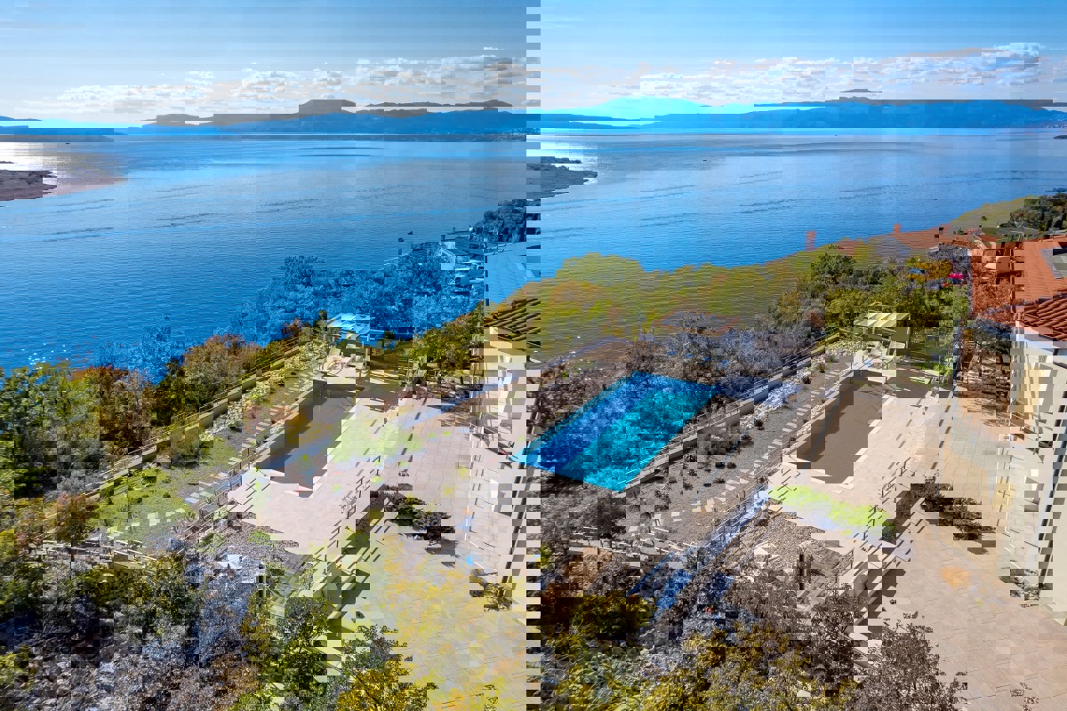 Magnifica villa con vista spettacolare sul mare