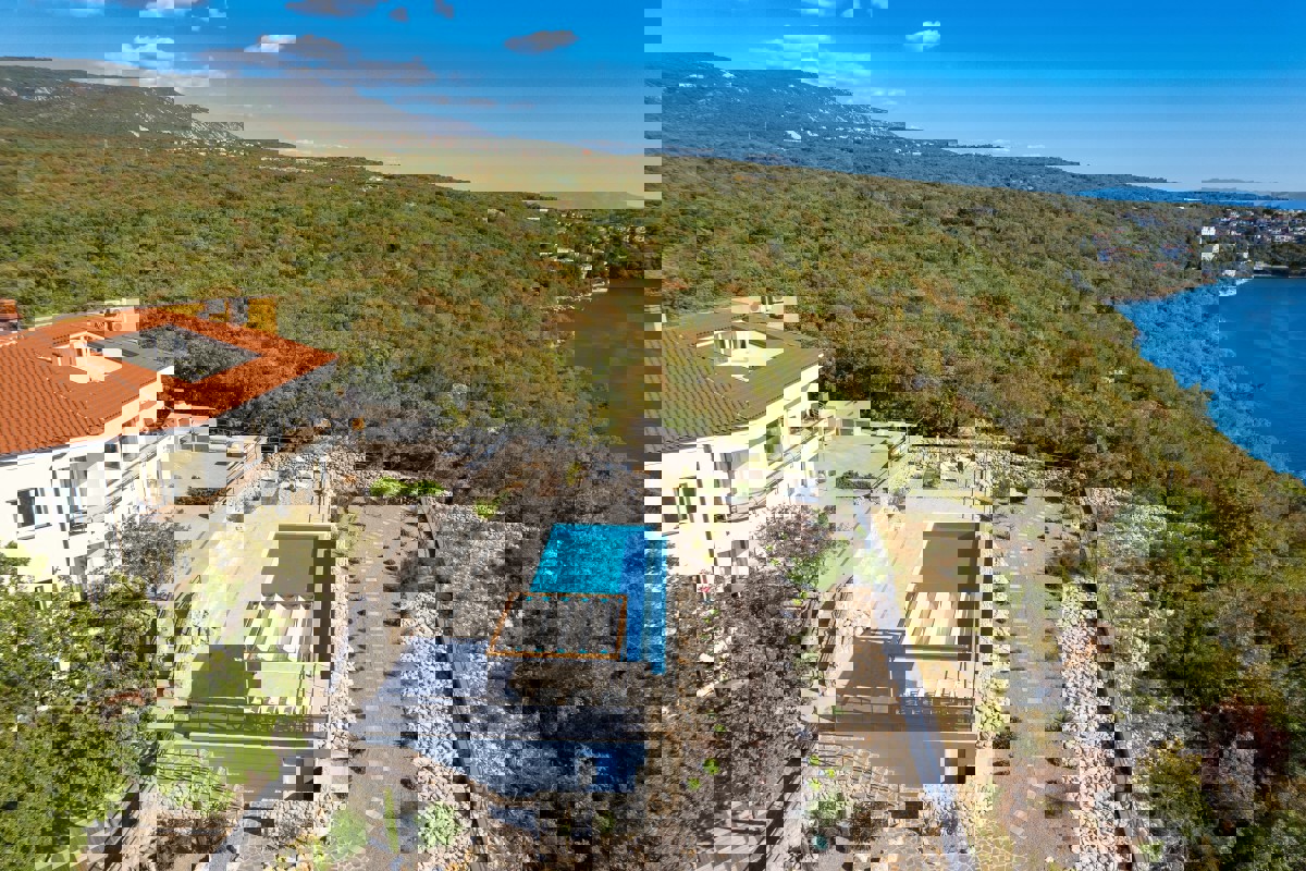 Magnifica villa con vista spettacolare sul mare