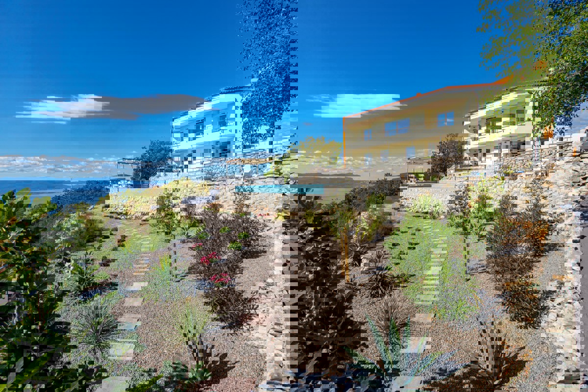 Magnifica villa con vista spettacolare sul mare