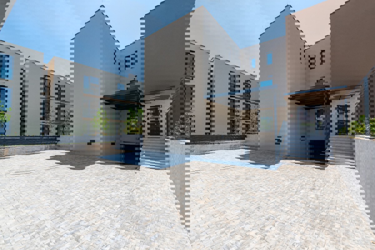 Elegante appartamento al primo piano con terrazza coperta e vista mare