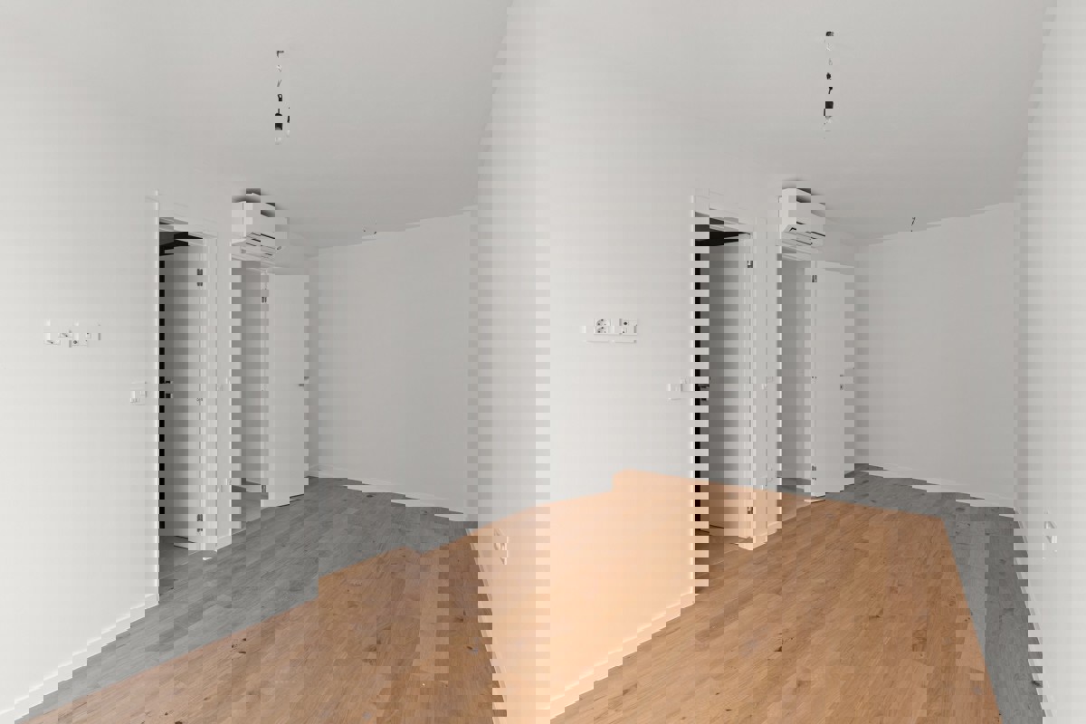 Elegante appartamento al primo piano con terrazza coperta e vista mare