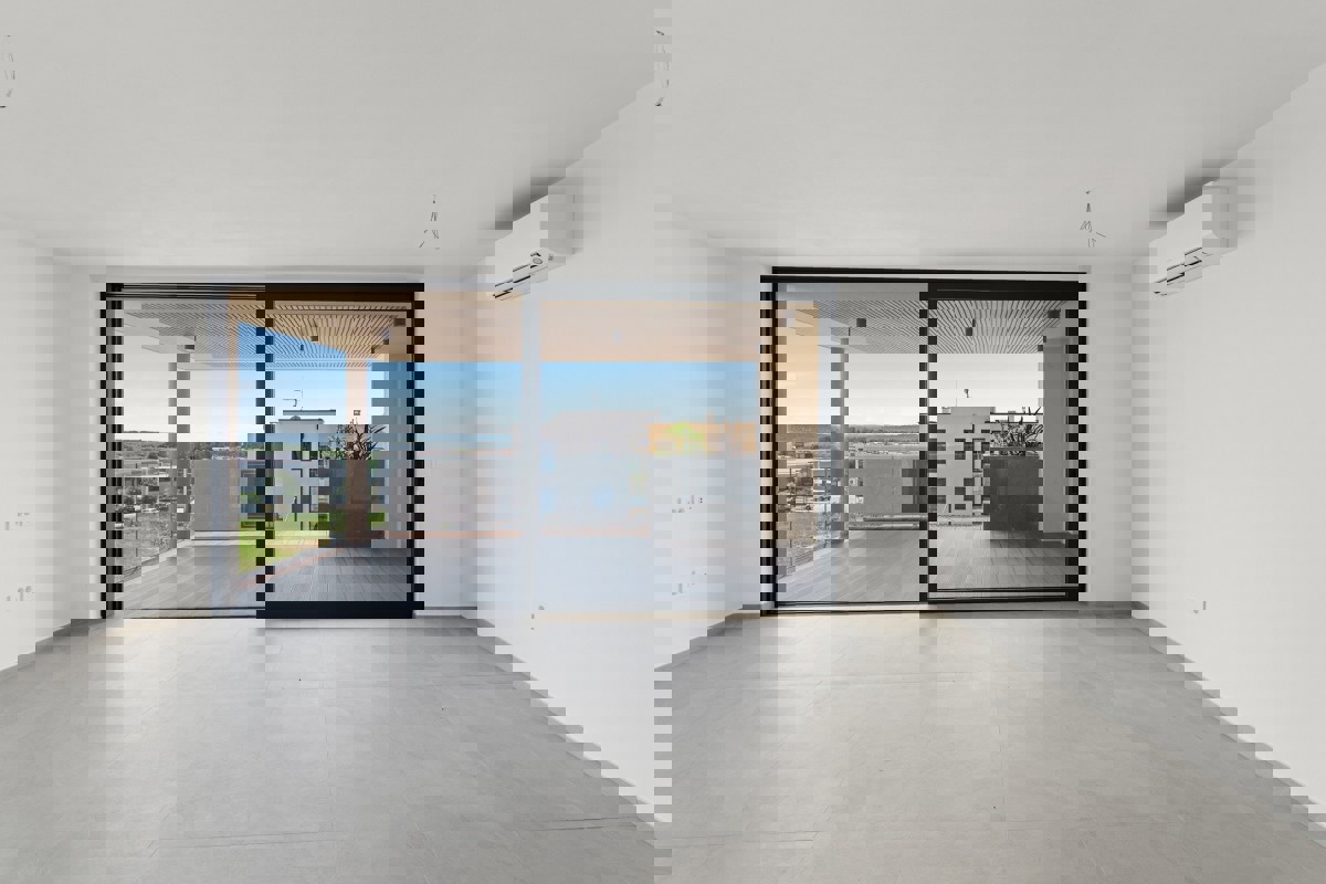 Elegante appartamento al primo piano con terrazza coperta e vista mare