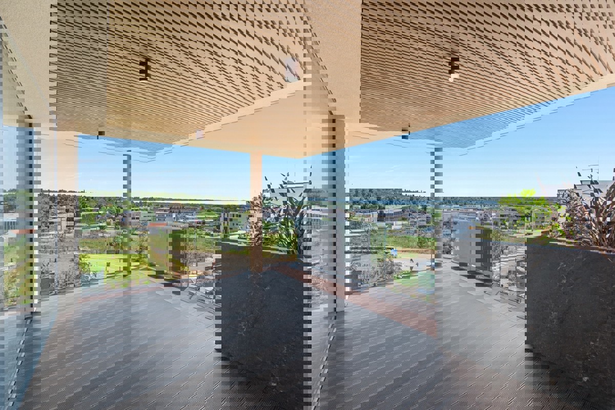 Elegante appartamento al primo piano con terrazza coperta e vista mare